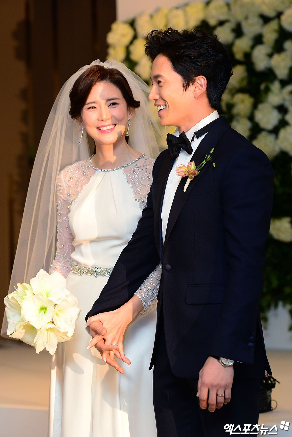 Ji Sung và Lee Bo Young bén duyên sau khi hợp tác trong bộ phim truyền hình Điệu nhảy cuối cùng năm 2004. Cặp sao này quyết định hẹn hò vào năm 2007. Sau 6 năm công khai yêu đương, họ kết hôn. Hiện tại, họ vẫn là một trong những đôi vợ chồng kiểu mẫu của showbiz Hàn Quốc, với “đủ nếp, đủ tẻ”. Ảnh: AllKpop.