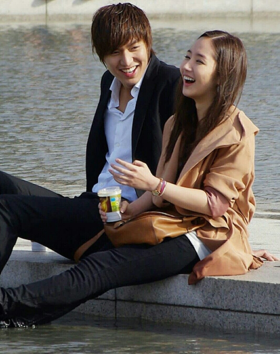 Lee Min Ho và Park Min Young đều là những diễn viên nổi tiếng của Hàn Quốc. Họ là bạn diễn trong City Hunter (2011). Theo tuyên bố của công ty quản lý, khi làm việc cùng nhau, hai ngôi sao nảy sinh tình cảm và quyết định tiến xa hơn. Như hầu hết cặp đôi “phim giả, tình thật” khác, họ nhanh chóng tan vỡ. Ngày 25/1/2012, công ty quản lý thông báo Lee Min Ho và Park Min Young kết thúc mối quan hệ do lịch trình bận rộn. Ảnh: SBS.