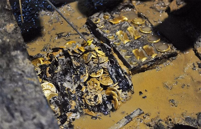 Dù bị ngấm nước trong suốt nhiều năm nhưng tình trạng lăng mộ của Lưu Hạ vẫn khá tốt. Các chuyên gia tìm thấy àng nghìn món cổ vật làm bằng ngọc bích, vàng, đồng và sách thẻ tre.