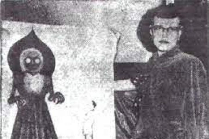 Ông Eugene cùng mọi người tới địa điểm được báo cáo và ngửi thấy một mùi khó chịu giống mùi kim loại lạ trong không khí. Họ cũng nghe thấy một số tiếng động lạ phát ra trong bong tối.