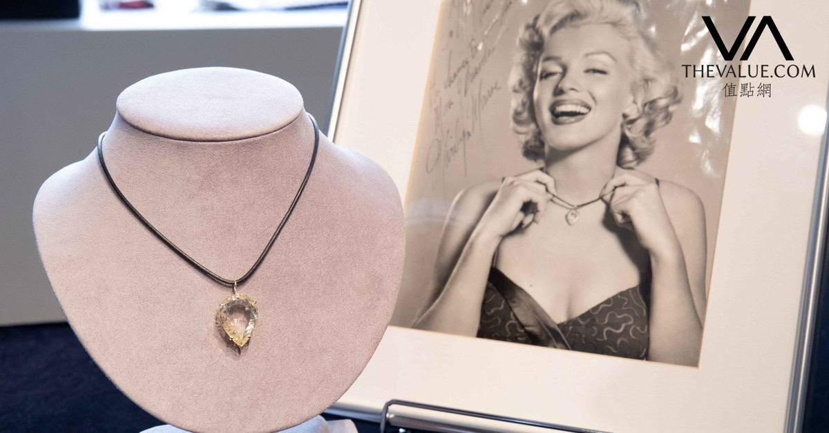 Viên kim cương Moon of Baroda đã qua tay nhiều người chủ như: Nữ hoàng Áo Maria Theresa, hoàng tử Ấn Độ Maharaja, nhà chế tác kim hoàn nổi tiếng thế giới như Samuel H. Deutsch, Meyer Rosenbaum...