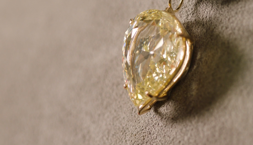 Nhan sắc kiều diễm của Marilyn Monroe được tôn thêm khi đeo sợi dây chuyền có viên kim cương Moon of Baroda. Những bức ảnh chụp nữ minh tinh đeo viên kim cương quý giá trên nhanh chóng tạo nên "cơn sốt" trên thế giới.