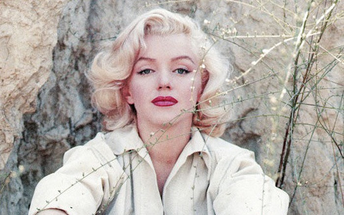 Nữ minh tinh Hollywood Marilyn Monroe được công chúng nhớ tới là một biểu tượng nhan sắc của thời đại. Trong suốt nhiều năm qua, vẻ đẹp mê hoặc và cuộc đời thăng trầm của bà đã trở thành đề tài hấp dẫn với công chúng cũng như nhà văn, đạo diễn phim ảnh...