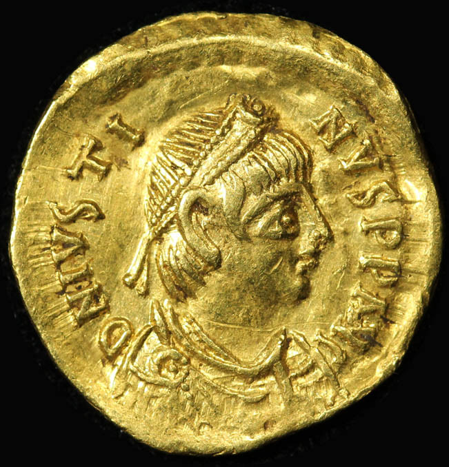 Khi còn nhỏ, Justin I từng đi chăn lợn thuê. Khi trường thành, ông gia nhập quân đội. Với tinh thần chiến đấu quả cảm, thông minh, nhanh nhẹn, ông nhanh chóng thăng tiến nhờ lập được nhiều công trạng dưới thời hoàng đế Anastasius I.