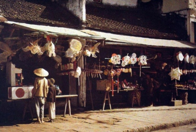 Những cửa hàng bán đồ chơi truyền thống trên phố Hàng Gai, Hà Nội năm 1915.