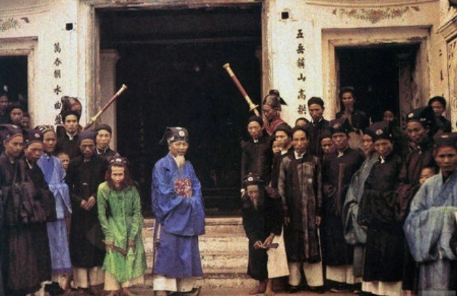 Các hương chức tại một địa phương chụp ảnh trong ngày hội làng năm 1915.