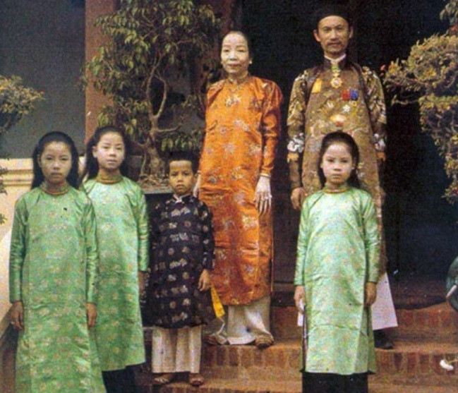 Quan Thống sứ Bắc kỳ chụp ảnh cùng vợ và 4 người con năm 1915.