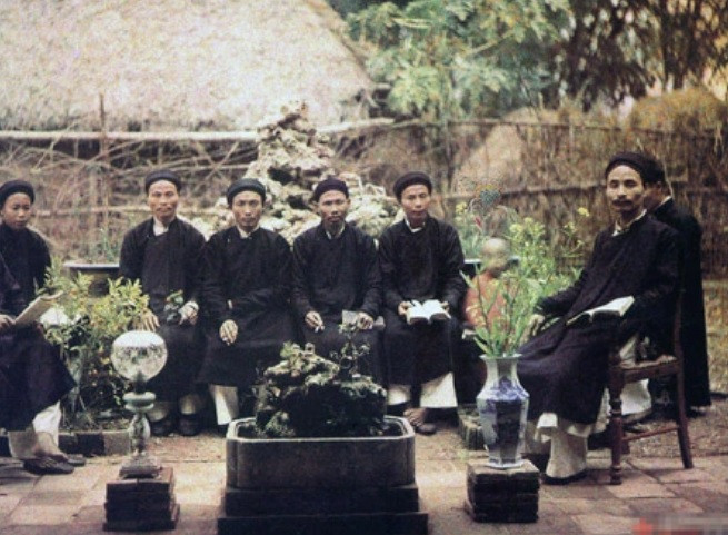 Các hương chức hội mặc trang phục truyền thống ngồi họp bàn công việc. Ảnh chụp năm 1916.