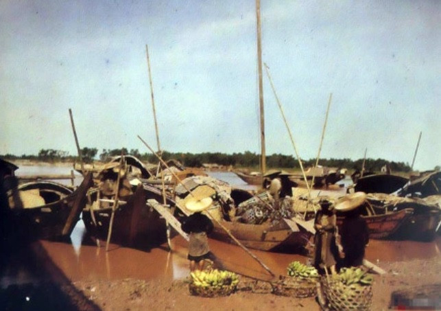 Cuộc sống bình dị của người dân tại khu vực sông Hồng năm 1915.