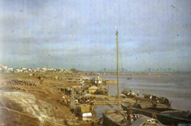 Nhiều tàu thuyền hoạt động tấp nập ở sông Hồng năm 1915.