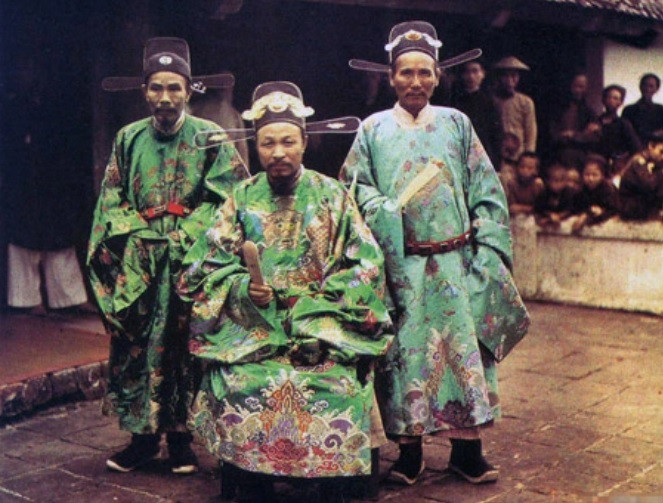 Ảnh chụp các vị quan Bắc kỳ trong bộ phẩm phục nghi lễ năm 1915.