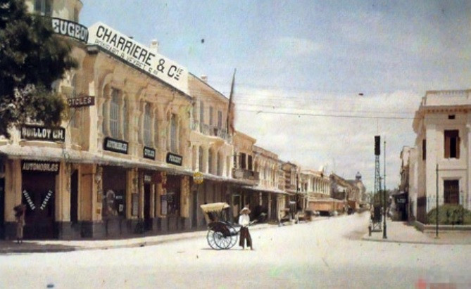 Albert Kahn (1860 - 1940) là ông chủ nhà băng nổi tiếng người Pháp gốc Do Thái. Sau chuyến đi Nhật Bản với một người bạn là nhiếp ảnh gia vào năm 1909, ông Albert đã quyết định tài trợ một dự án để các nhiếp ảnh gia chụp ảnh cuộc sống của người dân ở các nước trên thế giới. Theo đó, nhiều hình ảnh về Việt Nam những năm 1910 -1930 được nhiếp ảnh gia quốc tế thực hiện theo khuôn khổ dự án mà ông Albert tài trợ. Trong ảnh là phố Tràng Tiền ở Hà Nội.