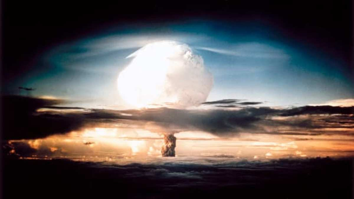 Nếu cho nổ bom hạt nhân trên Mặt trăng thì có thể gây ra sự mất ổn định của chu kỳ thủy triều lên xuống trên Trái đất. Thậm chí, ô nhiễm phóng xạ từ vụ nổ có thể phát tán khắp hành tinh xanh và ảnh hưởng nghiêm trọng đến cuộc sống của người dân các nước.