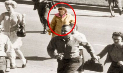 Hình ảnh quý bà quàng khăn trùm đầu Babushka còn xuất hiện trong các đoạn băng ghi hình vào thời điểm Tổng thống Kenedy bị ám sát. Người phụ nữ này dường như cầm một chiếc máy ảnh trong tay. Cục điều tra liên bang Mỹ (FBI) đã nỗ lực xác định danh tính của quý bà quàng khăn trùm đầu Babushka trong nhiều thập kỷ nhưng cho đến nay vẫn chưa thành công.