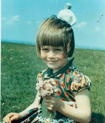 Năm 1964, Jim Templeton chụp ảnh cho con gái 5 tuổi. Sau khi rửa ảnh, ông phát hiện một hình bóng trông giống phi hành gia đang đứng phía sau con gái. Ông khẳng định vào thời điểm chụp ảnh, không có ai ngoài con gái.