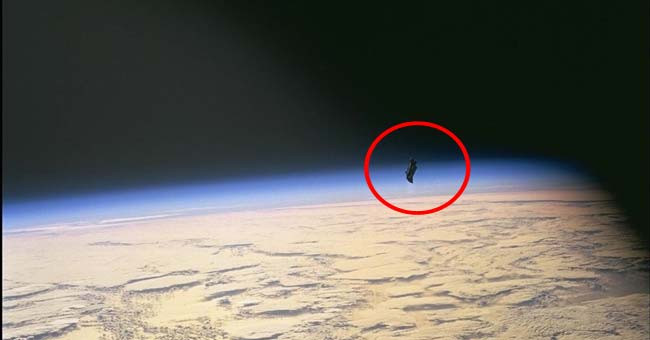 Vào thời điểm bức ảnh được chụp, NASA khẳng định không có vệ tinh nào được phóng hoặc vật thể nào được phát hiện. Vật thể bí ẩn đó biến mất sau đó khiến các nhà khoa học mãi chưa tìm ra sự thật đằng sau bức ảnh này.