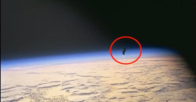 Vào thời điểm bức ảnh được chụp, NASA khẳng định không có vệ tinh nào được phóng hoặc vật thể nào được phát hiện. Vật thể bí ẩn đó biến mất sau đó khiến các nhà khoa học mãi chưa tìm ra sự thật đằng sau bức ảnh này.