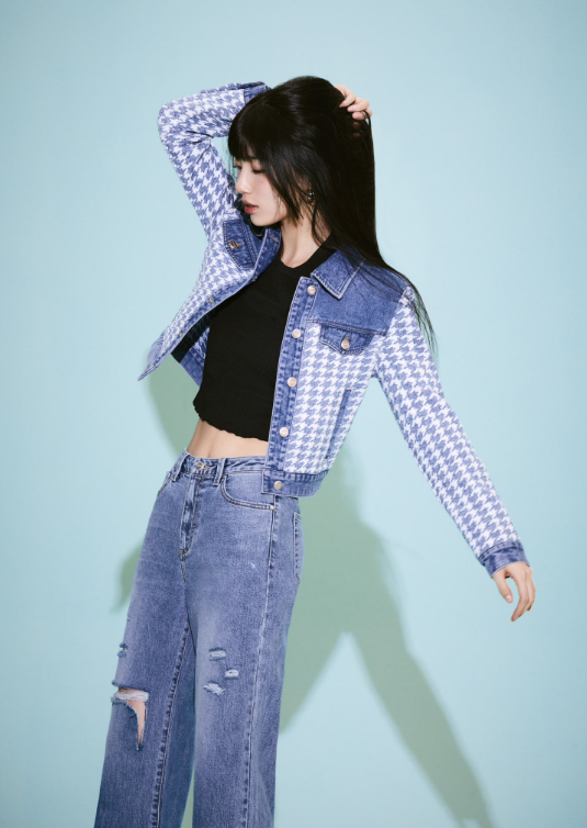 Lịch trình dày đặc khiến cô sụt cân đáng kể, song vẫn giữ được vẻ rạng rỡ và thần thái vốn có. Nhiều ý kiến cho rằng gương mặt và sắc vóc thon gọn hiện tại giúp Bae Suzy càng trở nên quyến rũ.