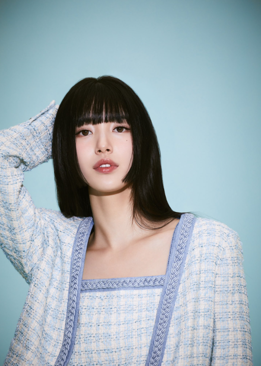 Đặc biệt, gần đây diện mạo của Suzy đã thay đổi đáng kể sau khi cô thử sức với kiểu tóc hime-cut. Đây là phong cách lấy cảm hứng từ đất nước Nhật Bản thời kỳ Heian với phần mái bằng và hai bên tóc được cắt dài ngang khuôn mặt. Phong cách này giúp Suzy vừa toát lên vẻ ngọt ngào, lại vừa đậm cá tính, thời thượng.