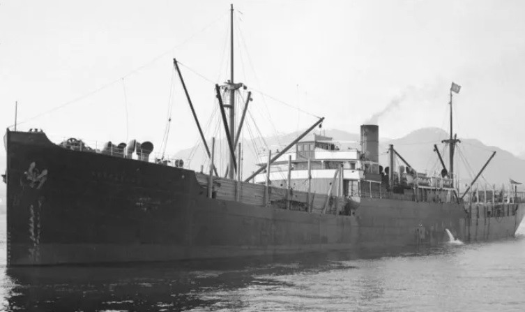 Vào năm 1914, tàu SS Baychimo lần đầu tiên ra biển. Mục đích của nó là vận chuyển hàng hóa giữa Hamburg và Thụy Điển cho tới khi Chiến tranh thế giới 2 nổ ra vào tháng 8/1914.