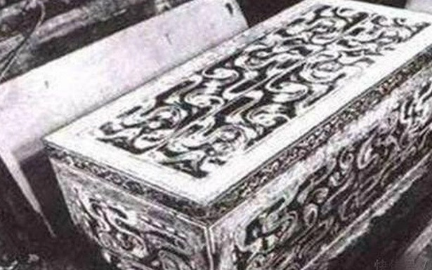 Khi tiến hành đào móng xây dựng bệnh viện mới vào năm 1974, các công nhân vô tình phát hiện một lăng mộ ngập nước trên núi Đoàn tại thị trấn Ô Sơn, huyện Lật Thủy, thành phố Nam Kinh, tỉnh Giang Tô, Trung Quốc.