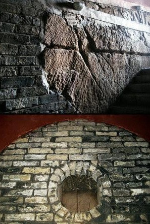 Khi nước rút, các chuyên gia tiến vào bên trong lăng mộ. Họ phát hiện mộ cổ có chiều dài hơn 14m, rộng hơn 6m. Bên trong mộ gạch được chia làm 2 phần và có cửa thông nhau. Nhóm chuyên gia tìm thấy một số cổ vật gồm: 13 miếng ngọc bích, 2 chiếc nhẫn vàng và 2 bát sứ trắng. Do mộ cổ ngập nước trong nhiều năm nên nhiều cổ vật bị hư hại, phá hủy.