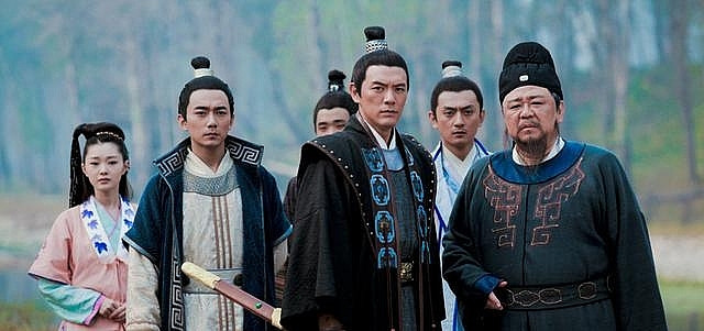 Ngay từ khi còn trẻ, Địch Nhân Kiệt nổi tiếng thông minh, tự tay gây dựng sự nghiệp. Sau khi thi đỗ khoa cử, ông vào triều làm quan từ một chức quan nhỏ và từng bước thăng tiến nhờ tài năng, bản lĩnh của mình.