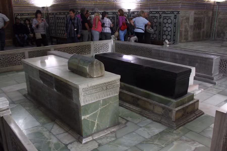 Vào năm 1941, các nhà khảo cổ Liên Xô tiến hành khai quật hầm mộ của hoàng đế Timur để nghiên cứu. Cuộc khai quật này được nhà lãnh đạo Joseph Stalin phê duyệt.