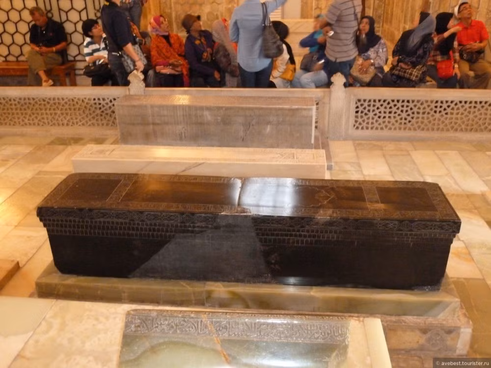 Cho đến nay, giới chuyên gia vẫn chưa thể giải mã lời nguyền hoàng đế Timur có thật hay không. Thế nhưng, sau sự kiện trên, nơi an nghỉ của ông hoàng này không có ai dám mạo phạm.