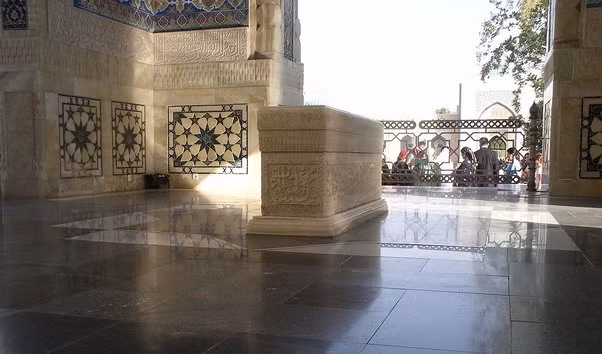 Lời đồn về lăng mộ của hoàng đế Timur được cho là đã đến tai nhà lãnh đạo Joseph Stalin. Về sau, ông đã ra lệnh đưa thi hài hoàng đế Timur trở về ngôi mộ cũ. Việc tái chôn cất ông hoàng này được tổ chức vào tháng 11/1942.