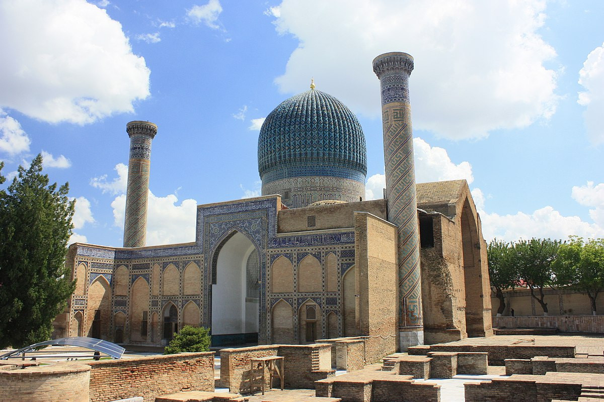 Sau khi qua đời năm 1405, hoàng đế Timur được chôn cất trong ngôi mộ ở Samarkand, Uzbekistan. Tương truyền, trước khi từ giã cõi đời, ông hoàng này đã buông lời nguyền sẽ hủy hoại cuộc sống của loài người nếu kẻ nào dám mạo phạm vào nơi an nghỉ ngàn thu của ông.