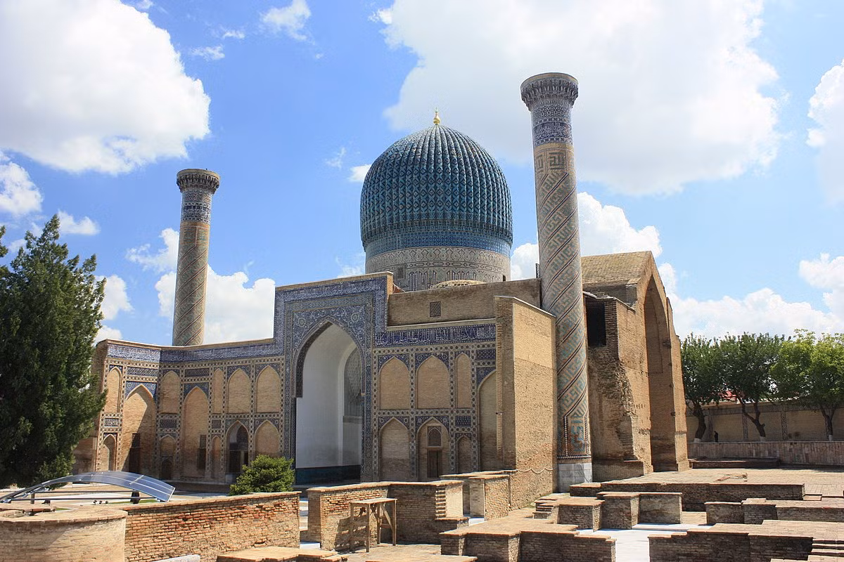Sau khi qua đời năm 1405, hoàng đế Timur được chôn cất trong ngôi mộ ở Samarkand, Uzbekistan. Tương truyền, trước khi từ giã cõi đời, ông hoàng này đã buông lời nguyền sẽ hủy hoại cuộc sống của loài người nếu kẻ nào dám mạo phạm vào nơi an nghỉ ngàn thu của ông.