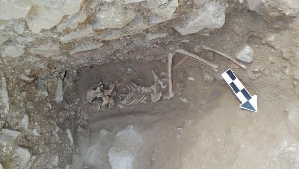 Theo nghiên cứu của các chuyên gia, nghĩa trang trên có niên đại khoảng 1.600 tuổi. Khi kiểm tra, phân tích các bộ hài cốt trẻ em, họ phát hiện nhiều trường hợp tử vong vì bệnh sốt rét.