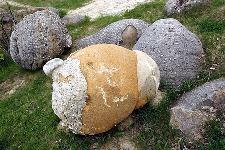 Theo các nhà địa chất, đá trovant được hình thành từ các trận động đất và hoạt động địa chất từ hàng triệu năm trước.