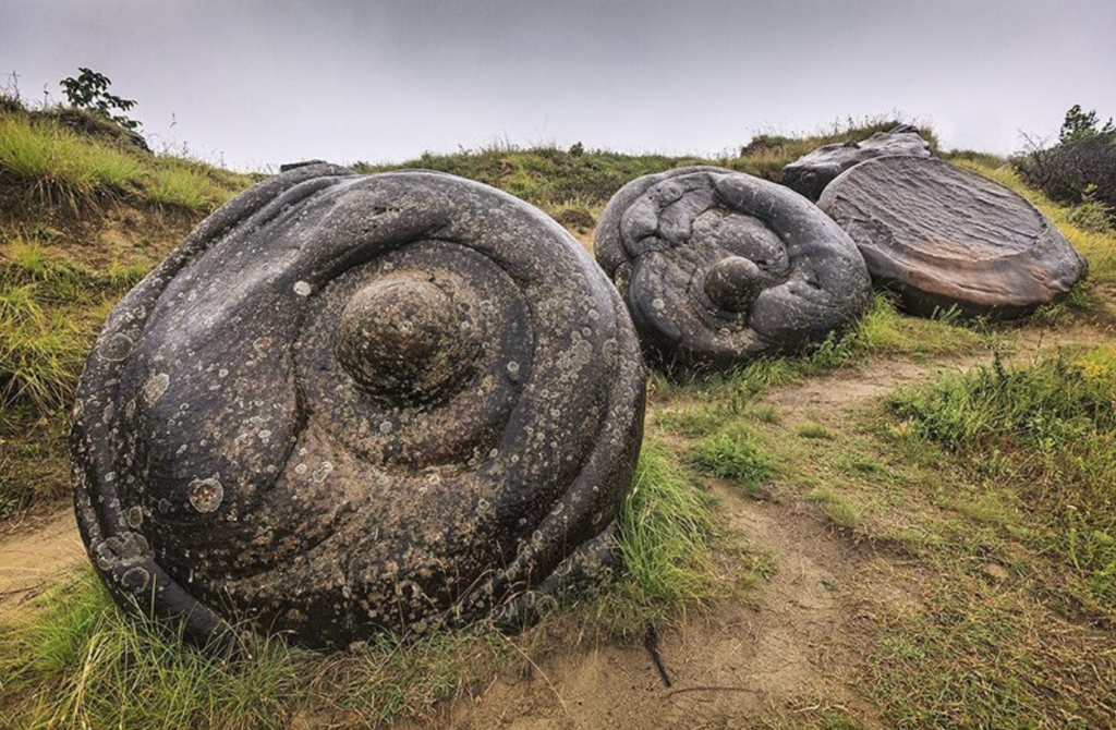 Tuy nhiên, hiện tượng phình to của đá trovant được một số nhà khoa học khác lý giải rằng, bên dưới lớp vỏ đá là một hàm lượng khoáng vật cao. Khi bề mặt đá ẩm ướt, loại khoáng chất này bắt đầu gây sức ép với lớp cát bên ngoài . Điều này sẽ khiến những tảng đá phình to.