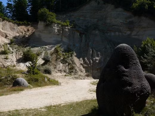 Các nhà nghiên cứu, chuyên gia địa chất đã quay được những video cho thấy một số tảng đá ở ngôi làng Costesti có thể di chuyển khoảng 2,5 mm so với vị trí ban đầu.