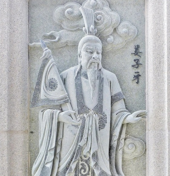 Theo các sử liệu, Khương Tử Nha xuất thân trong gia tộc hiển hách, tiếng tăm lừng lẫy. Tổ tiên của ông là Lã Bá Di - một trong những người có công giúp Hạ Vũ trị thủy. Sau khi hoàn thành việc trị thủy, Hạ Vũ phong chức Tứ nhạc cho Lã Bá Di.