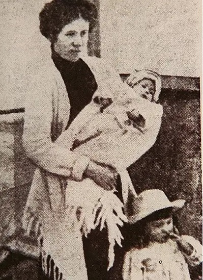 Sau khi sống sót trải qua vụ chìm tàu Titanic, 3 mẹ con bà Millvina ở Mỹ trong vài tuần trước khi lên tàu trở về Anh.