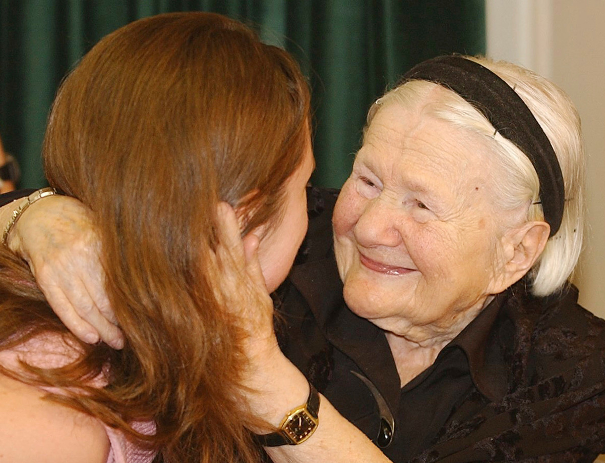 Nhờ vậy, bà Irena và đồng đội có những ngày vào các khu Ghetto 1 - 3 lần để mang thuốc men, quần áo, thực phẩm... Quan trọng nhất là họ bí mật đưa trẻ em ra ngoài bằng đường cống, trong vali, trên xe rác, xe cứu thương...