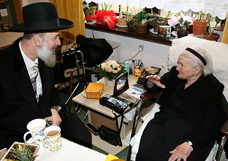 Một số đứa trẻ lớn hơn đóng giả bị ốm nặng hoặc thực sự ốm nặng được nhóm của bà Irena đưa ra ngoài bằng xe cứu thương. Bà Irena từng không ít lần liều lĩnh chở những đứa trẻ ra bằng ô tô của mình. Những trẻ em này nấp trong các bao tải, thùng chứa khoai tây, valy, thậm chí trong những túi đựng xác.