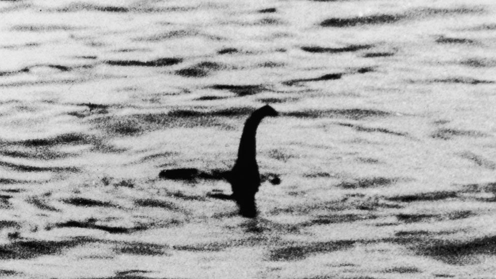 Nổi tiếng không kém quái vật Bigfoot là quái vật thú bí ẩn được báo cáo ẩn náu bên dưới hồ Loch Ness ở Scotland. Sinh vật này được đặt theo tên hồ Loch Ness hoặc gọi là Nessie. Quái vật hồ Loch Ness được các nhân chứng báo xuất hiện lần đầu vào những năm 1930 gây chú ý với cơ thể to lớn và một chiếc cổ rất dài.