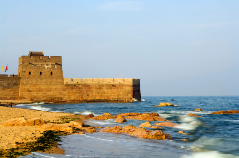 Đó là những tảng đá dưới chân tường thành rất độc đáo. Thêm nữa, cát tích tụ nhiều năm bao phủ vành đai đá khiến nhiều người lầm tưởng Vạn Lý Trường Thành được xây dựng trên bãi biển.