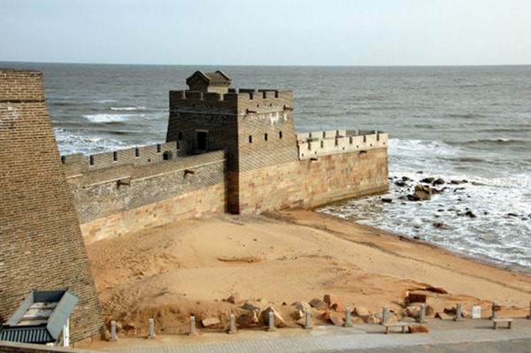 Tướng Thích Kế Quang của nhà Minh là người có công lớn khi cho xây dựng tường thành và pháo đài ở phía Đông, Nam và Bắc của cửa ải.