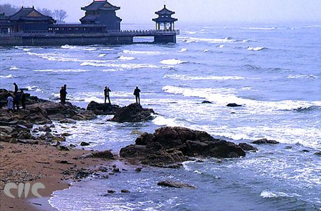 Sơn Hải Quan có một đoạn trường thành lấn ra tới Bột Hải - nơi bức tường thành giáp biển trông giống như hình dáng một con rồng đang chúc đầu xuống nước. Vậy nên, phần tường thành được đặt biệt danh “Lão Long Đầu”.