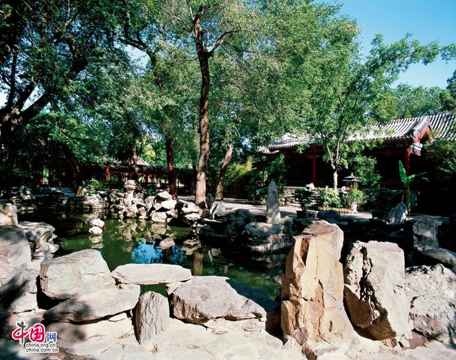 Khi hoàng đế Gia Khánh ra lệnh cho quan viên tới lục soát phủ của Hòa Thân vào năm 1799 thì thu được hơn 26.000 lượng vàng tại lầu Tàng Bảo. Đây chỉ là một phần nhỏ trong khối gia sản kếch xù mà Hòa Thân tích cóp được trong nhiều năm làm quan, sử dụng nhiều thủ đoạn để vơ vét tiền bạc.