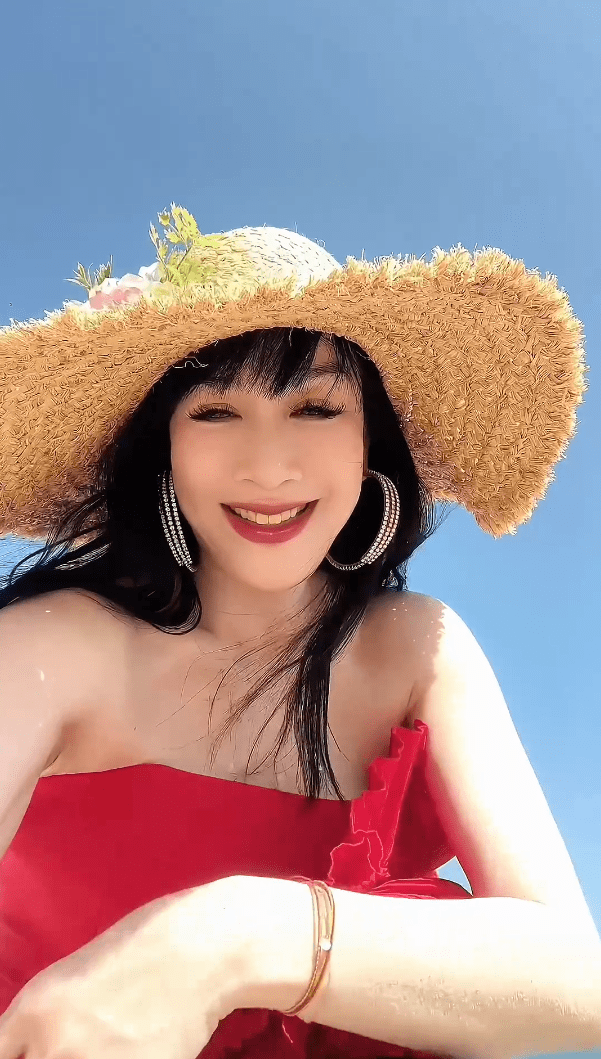 Chung Lệ Đề sinh năm 1970, là diễn viên người Hoa, gốc Việt. Cô có mẹ là người Việt Nam. Cô từng góp mặt trong nhiều bộ phim nổi tiếng như Thiên Long bát bộ, Vua phá hoại. Năm 2017, Chung Lệ Đề kết hôn với Trương Luân Thạc - diễn viên kém cô 12 tuổi. Trước đó, cô từng trải qua hai cuộc hôn nhân đổ vỡ.