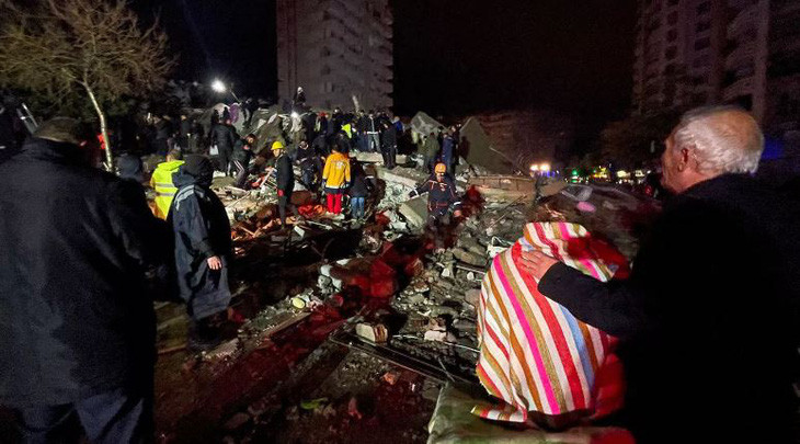 Trong khi ấy, Syria ghi nhận ít nhất 1.559 người thiệt mạng do động đất tại các khu vực do chính phủ và phe đối lập kiểm soát, khoảng 3.648 người bị thương. Tổ chức Y tế thế giới (WHO) cảnh báo số người chết do thảm họa động đất ở đông nam Thổ Nhĩ Kỳ ngày 6/2, gần biên giới với Syria có thể lên đến 8.000 người.