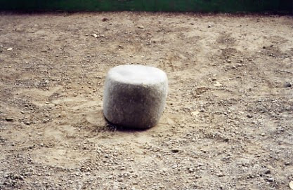 Ngoài ra, phụ nữ bị cấm lại gần hòn đá linh thiêng này. Sự việc kỳ bí xảy ra với hòn đá hơn 700 tuổi trên trở thành bí ẩn lớn. Dù các chuyên gia đã tìm hiểu nhưng đến nay vẫn chưa tìm ra lời giải cho hòn đá bí ẩn này.