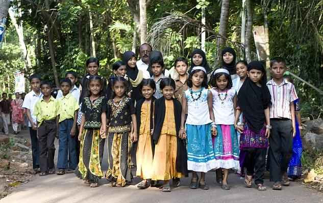 Nhiều chuyên gia, nhà khoa học trong và ngoài nước đã đến làng Kodinhi để giải đáp bí ẩn này. Họ thu thập mẫu tóc, nước bọt để nghiên cứu ADN của các cặp song sinh.