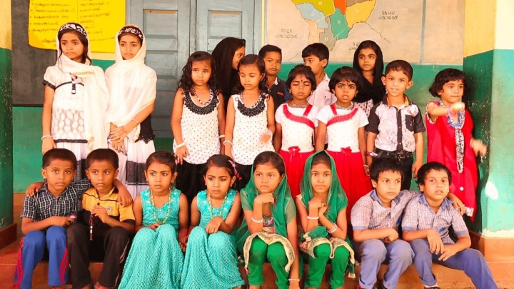 Ngôi làng Kodinhi thuộc quận Malappuram, bang Kerala, Ấn Độ có một điều bí ẩn khiến giới khoa học gian nan đi tìm lời giải. Đó là việc có hơn 200 cặp sinh đôi trong khi dân số trong làng khoảng 2.000 người. Theo đó, nơi đây được mệnh danh là "làng sinh đôi".